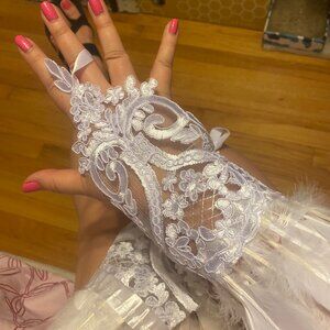 Feather Hand Gloves White Good Condition
